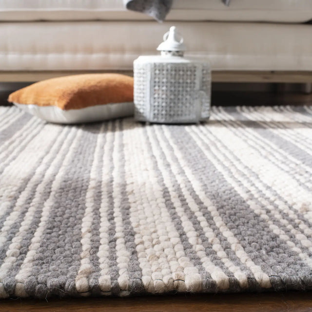 Safavieh Marbella 4'-0" x 6'-0" Rug in Grey / Taupe