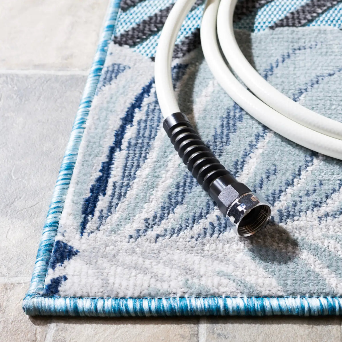 Safavieh Cabana 4'-0" x 6'-0" Rug in Aqua / Navy