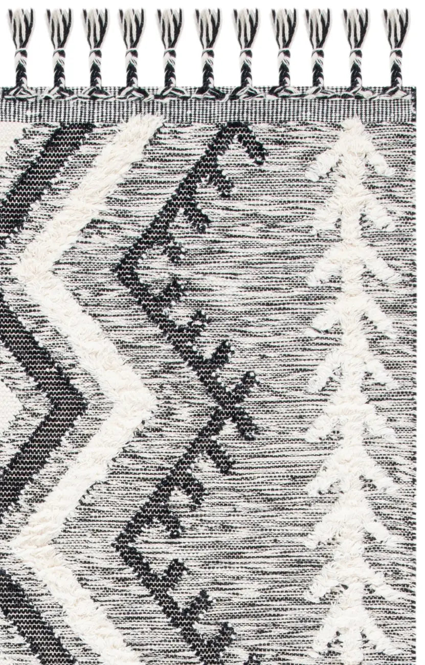 Safavieh Kenya 6'-0" x 9'-0" Rug in Ivory / Black