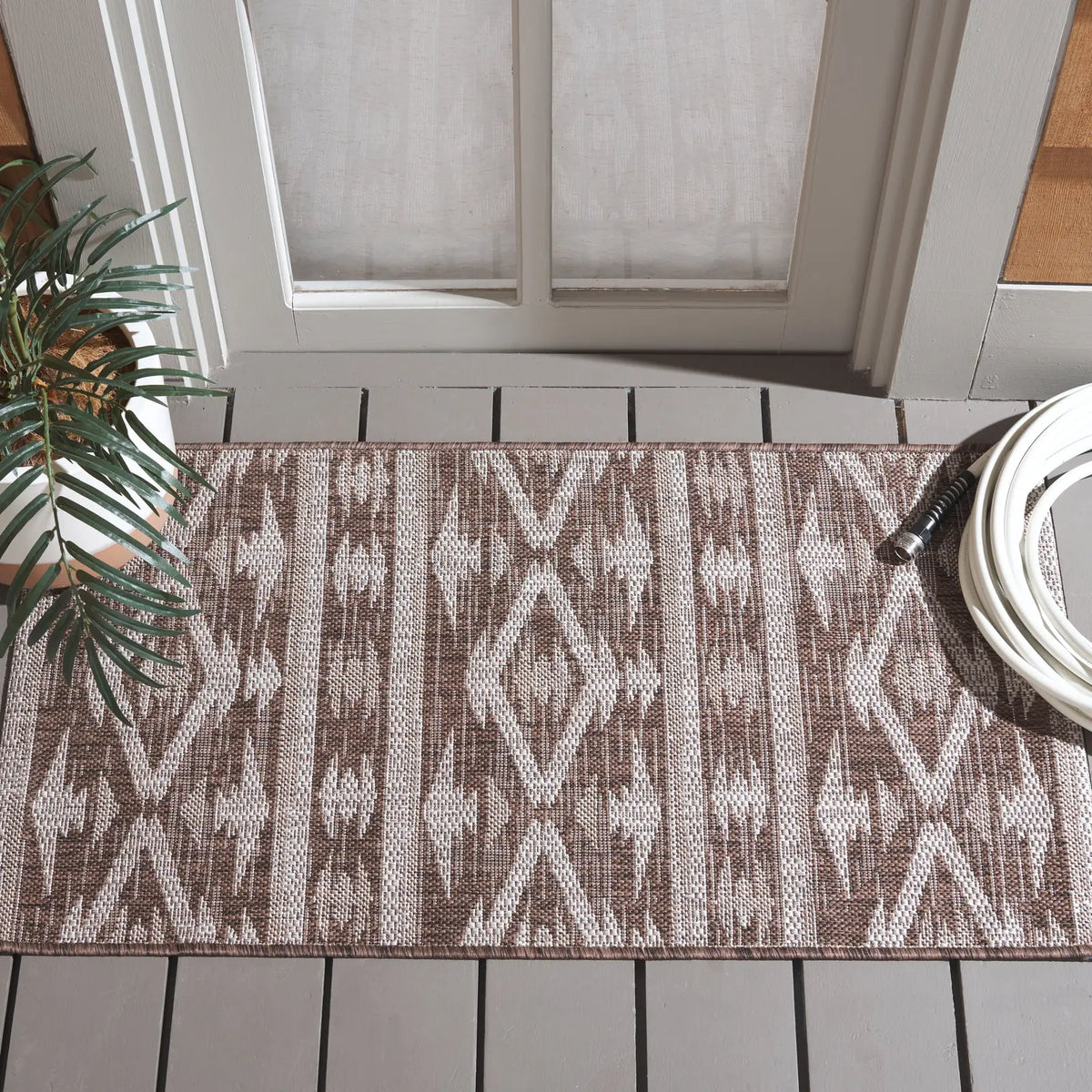 Safavieh Courtyard 2'-0" x 3'-7" Rug in Brown / Ivory