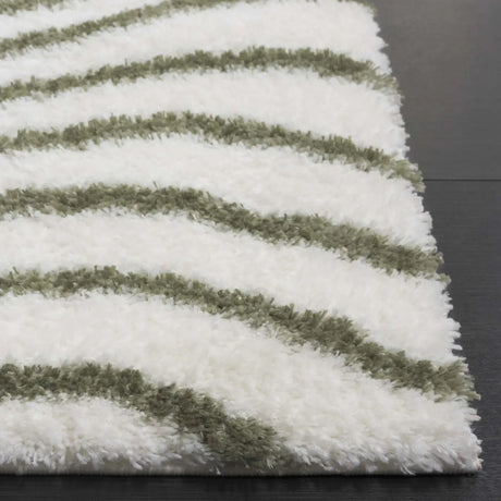 Safavieh Tahoe Shag 4'-0" x 6'-0" Rug in Ivory / Green