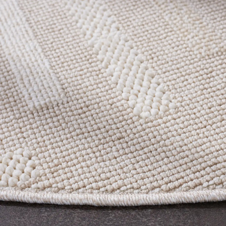 Safavieh Trends 6'-7" x 6'-7" Rug in Beige / Ivory
