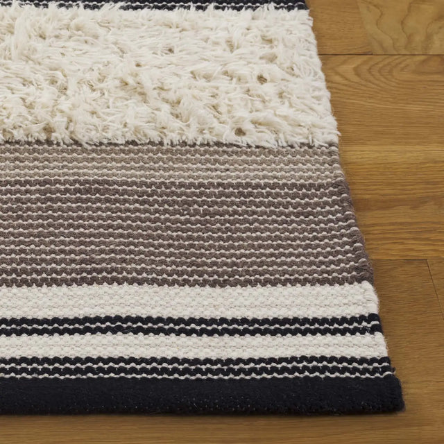 Safavieh Kenya 4'-0" x 6'-0" Rug in Black / Ivory