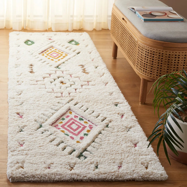 Safavieh Casablanca 2'-3" x 8'-0" Rug in Ivory / Pink