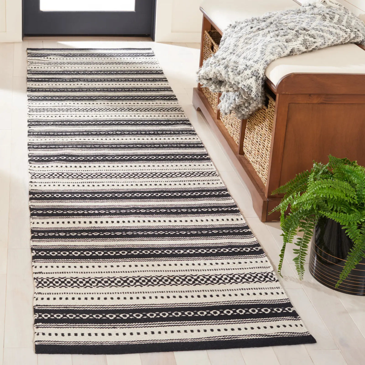 Safavieh Montauk 2'-3" x 9'-0" Rug in Black / Ivory