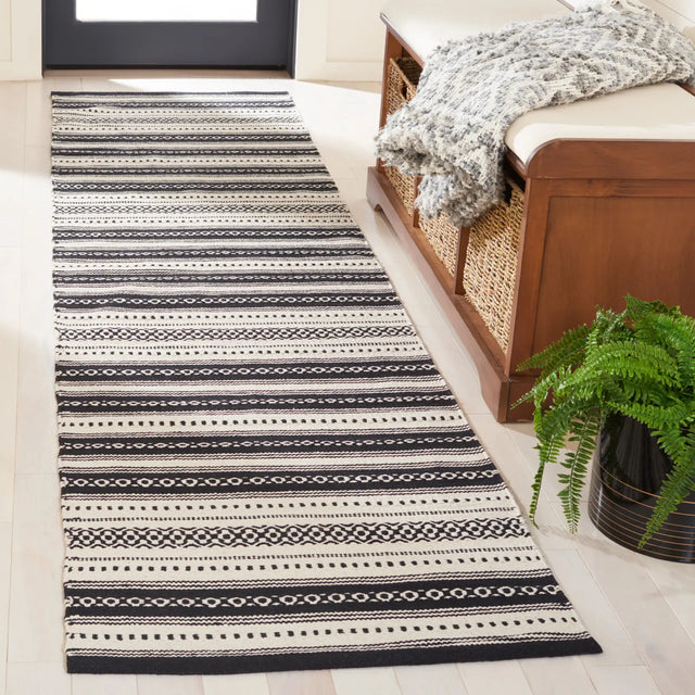 Safavieh Montauk 2'-3" x 9'-0" Rug in Black / Ivory