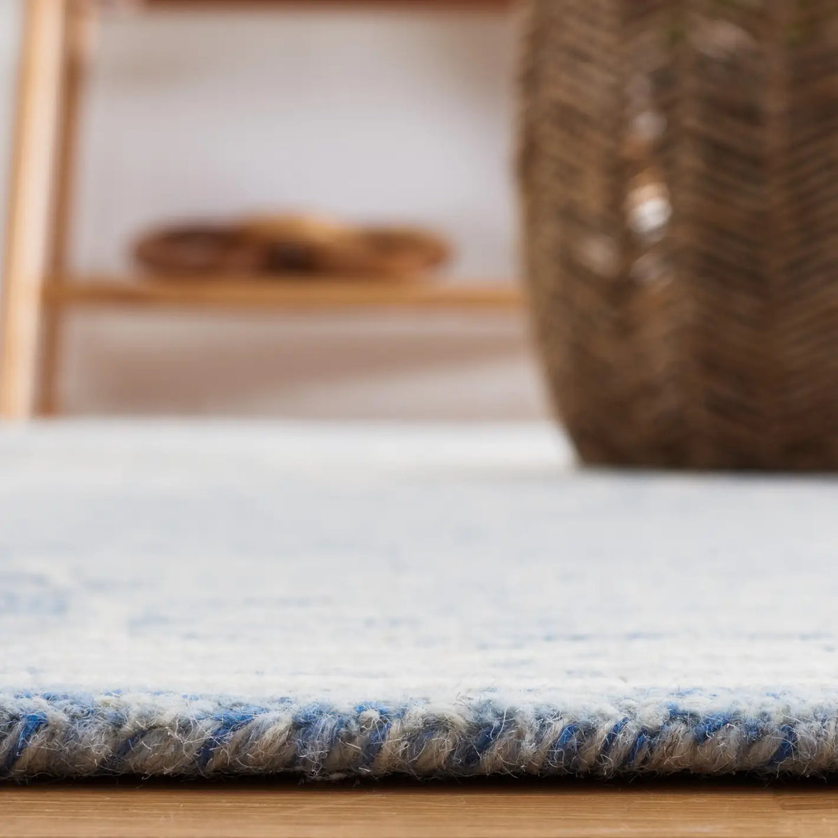 Safavieh Metro 4'-0" x 6'-0" Rug in Blue / Ivory