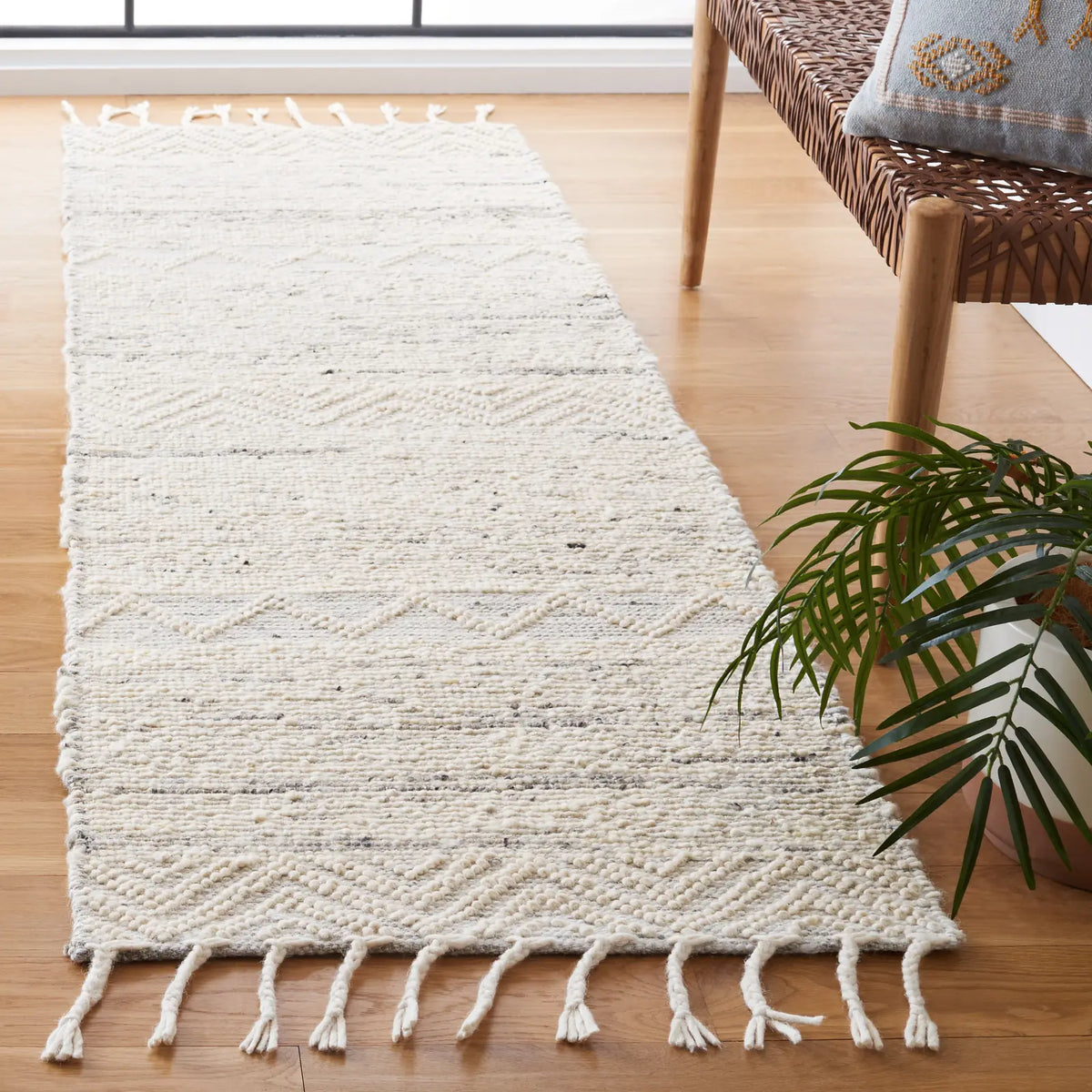Safavieh Natura 2'-3" x 8'-0" Rug in Ivory / Grey
