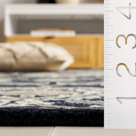 Safavieh Metro 4'-0" x 6'-0" Rug in Black / Beige