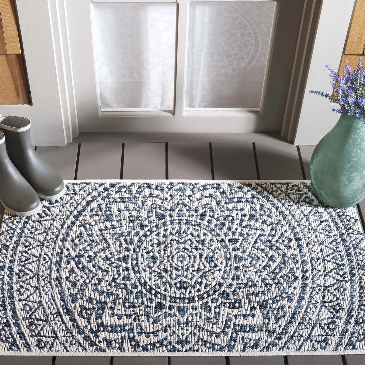 Safavieh Courtyard 2'-0" x 3'-7" Rug in Ivory / Navy