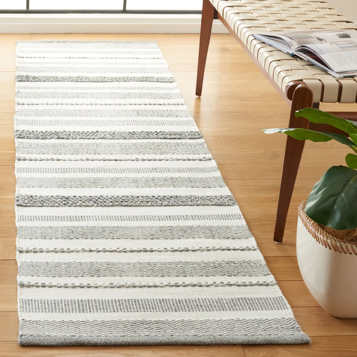 Safavieh Kilim 2'-3" x 8'-0" Rug in Silver / Ivory