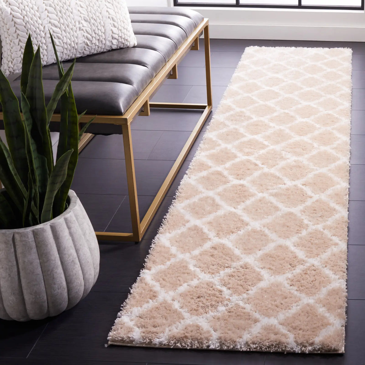 Safavieh Tahoe Shag 2'-0" x 9'-0" Rug in Beige / White