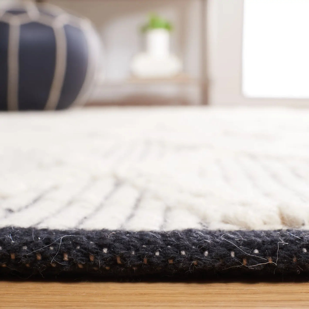 Safavieh Natura 4'-0" x 6'-0" Rug in Black / Ivory