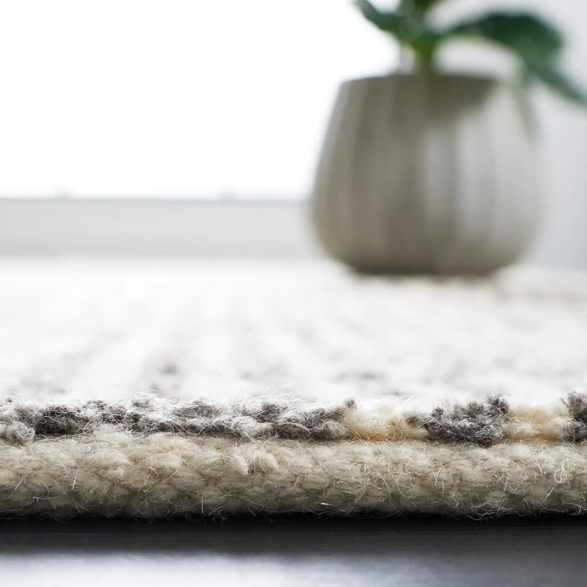 Safavieh Tibetan 4'-0" x 6'-0" Rug in Black / Ivory