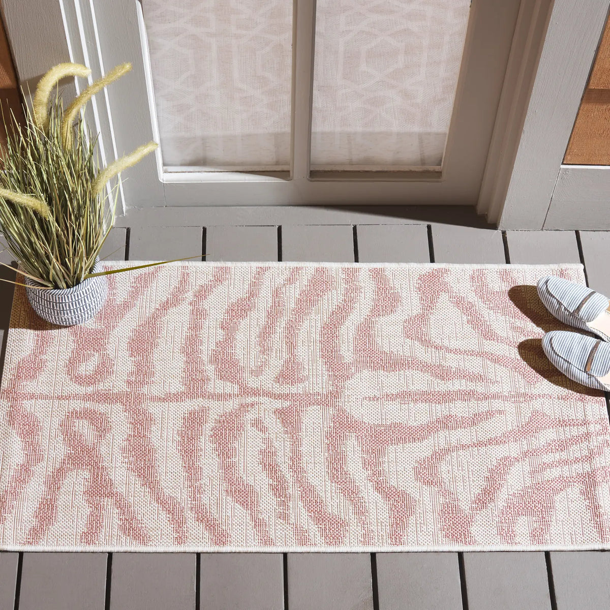 Safavieh Courtyard 2'-0" x 3'-7" Rug in Ivory / Pink