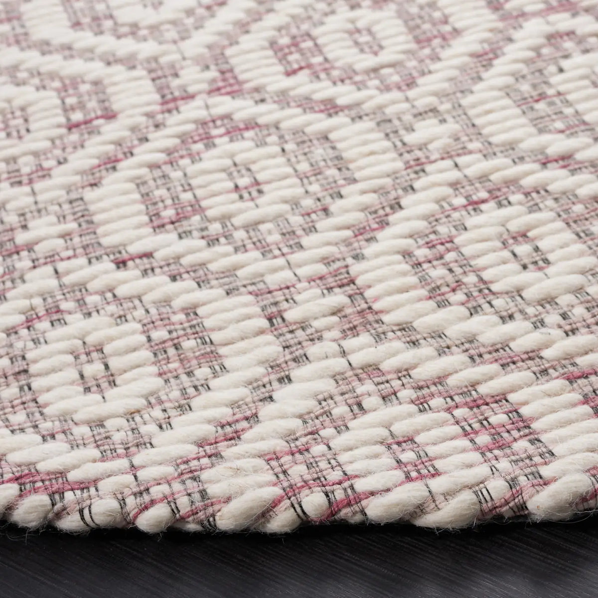Safavieh Marbella 6'-0" x 6'-0" Rug in Pink / Ivory