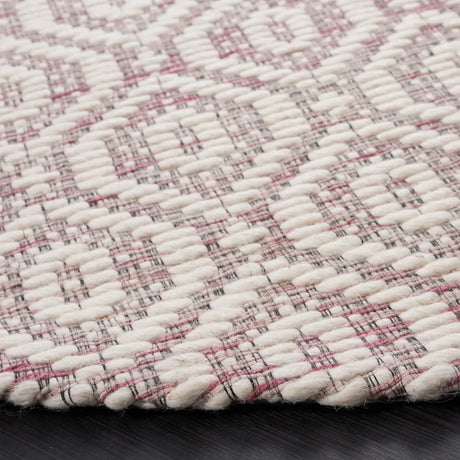 Safavieh Marbella 6'-0" x 6'-0" Rug in Pink / Ivory