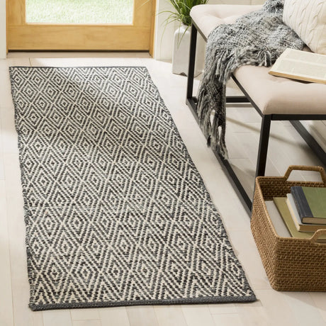 Safavieh Montauk 2'-3" x 7'-0" Rug in Ivory / Dark Grey