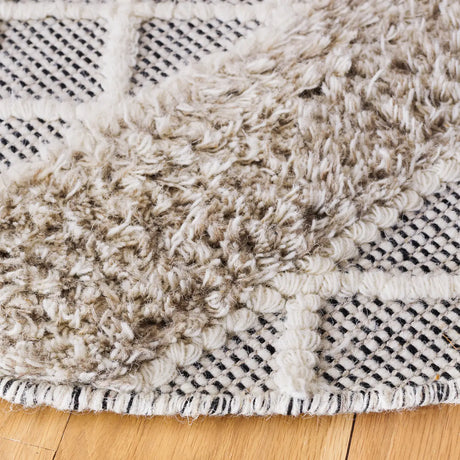 Safavieh Vermont 6'-0" x 6'-0" Rug in Beige / Ivory