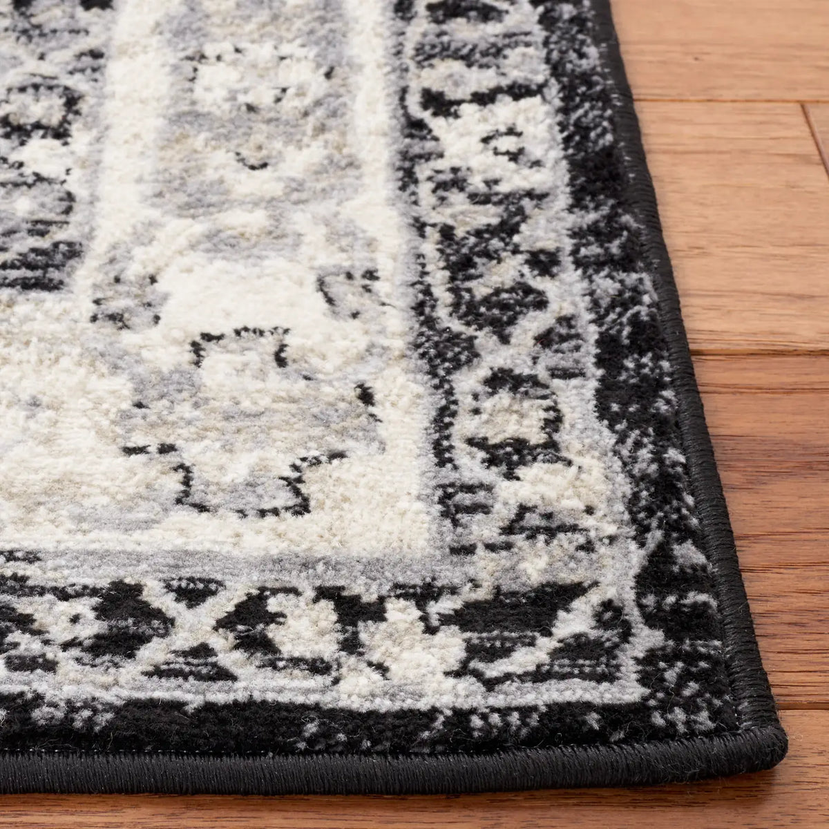 Safavieh Brentwood 4'-0" x 6'-0" Rug in Black / Ivory