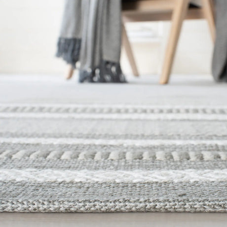 Safavieh Montauk 5'-0" x 8'-0" Rug in Grey / Ivory