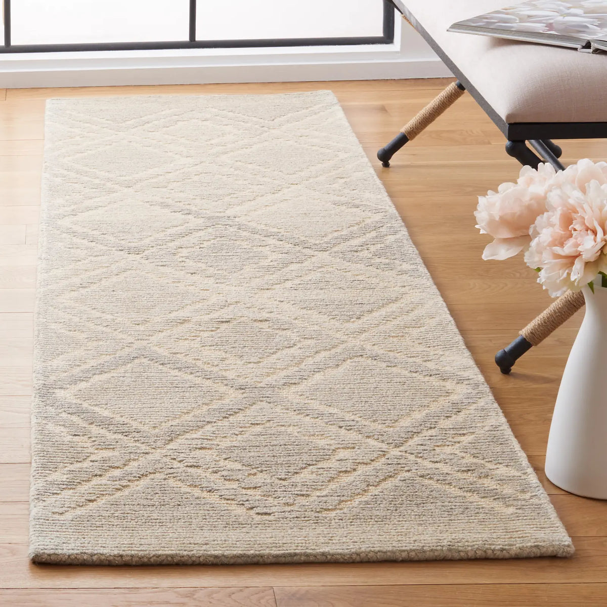 Safavieh Casablanca 2'-3" x 8'-0" Rug in Beige / Grey