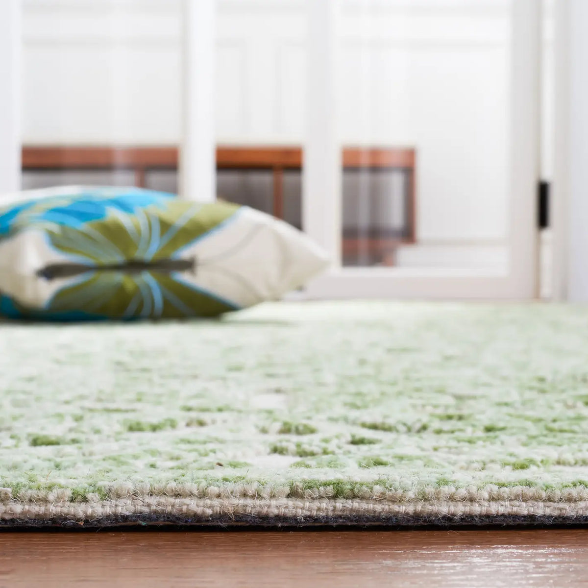 Safavieh Trace 4'-0" x 6'-0" Rug in Ivory / Green