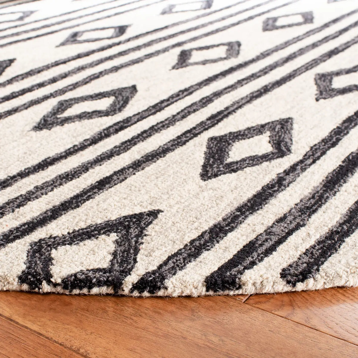 Safavieh Micro-Loop 5'-0" x 8'-0" Rug in Ivory / Charcoal