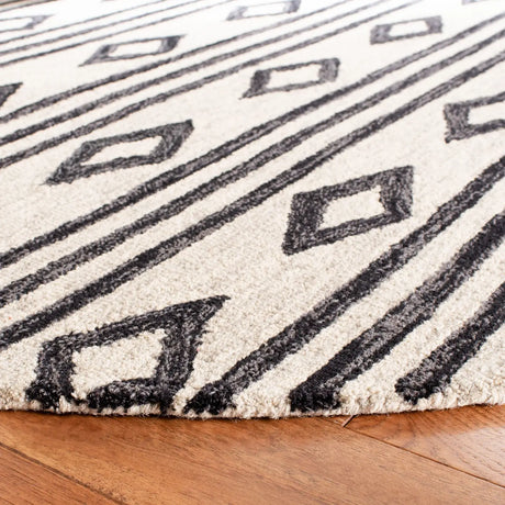 Safavieh Micro-Loop 5'-0" x 8'-0" Rug in Ivory / Charcoal