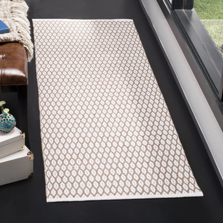 Safavieh Montauk 2'-3" x 7'-0" Rug in Beige / Ivory