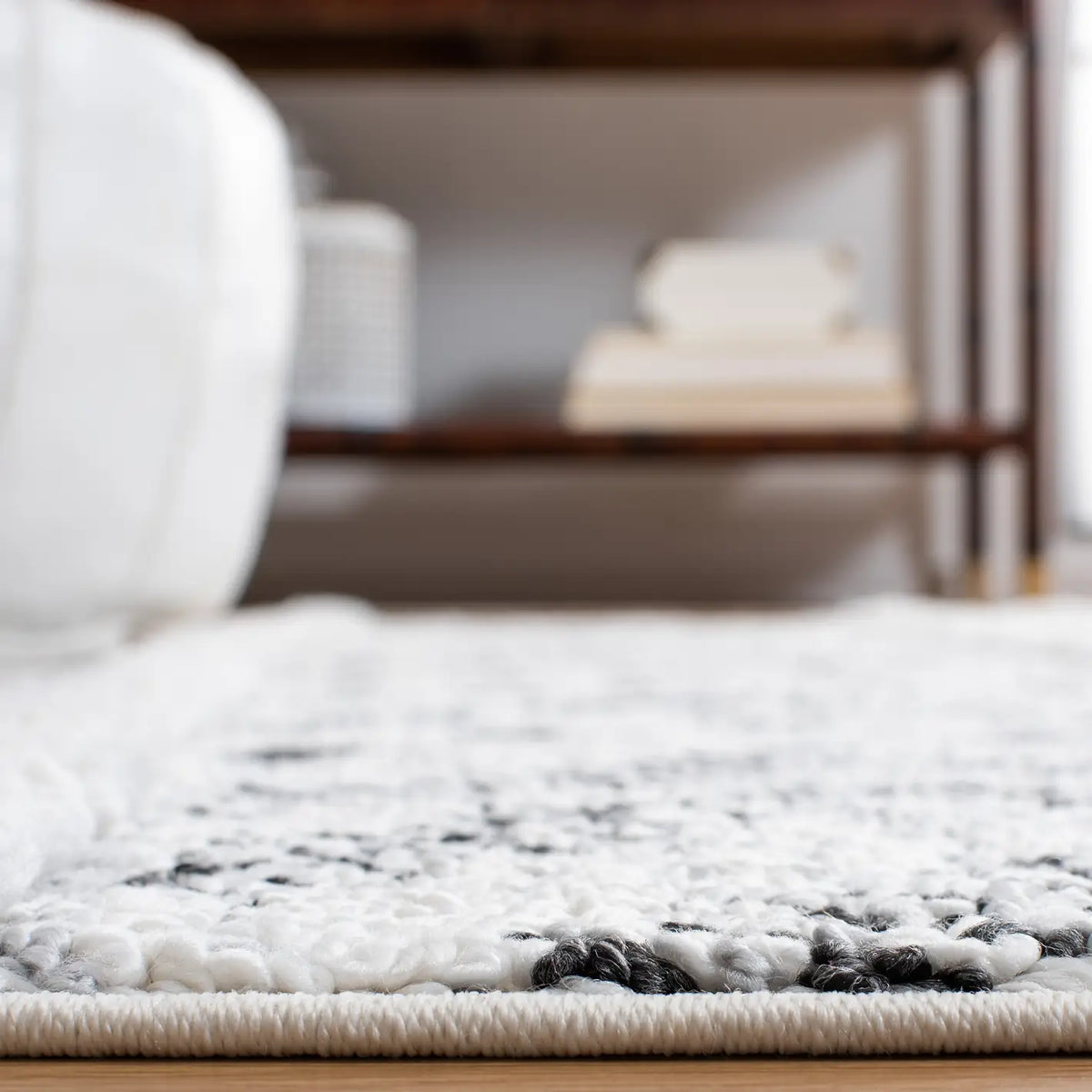 Safavieh Moroccan Tassel Shag 4'-0" x 6'-0" Rug in Ivory / Grey
