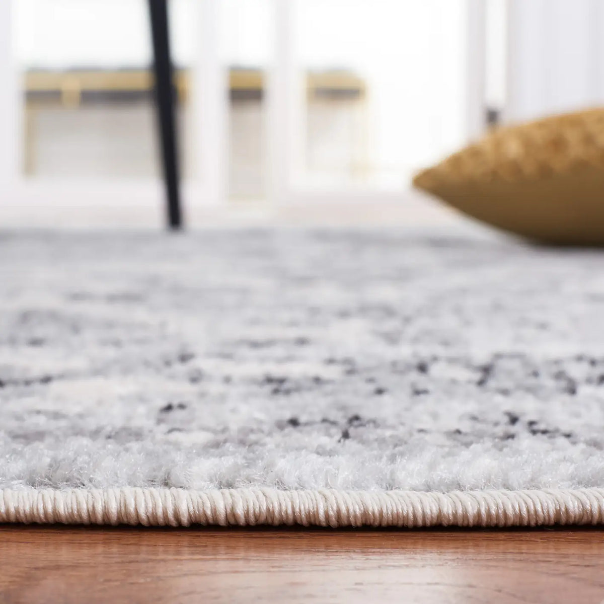 Safavieh Madison 4'-0" x 6'-0" Rug in Grey / Black