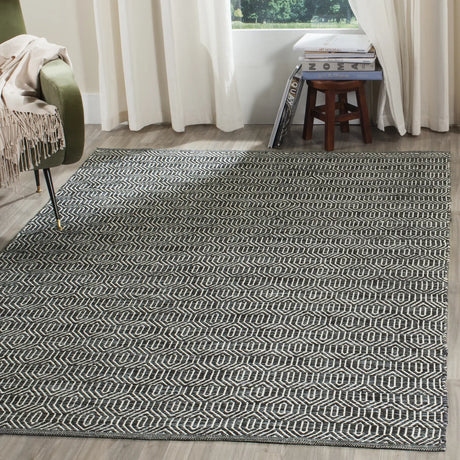 Safavieh Montauk 5'-0" x 7'-0" Rug in Ivory / Dark Grey