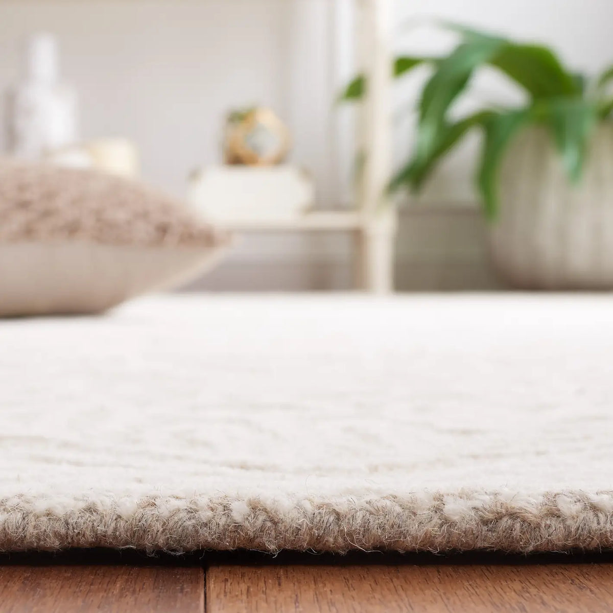 Safavieh Metro 4'-0" x 6'-0" Rug in Beige / Ivory