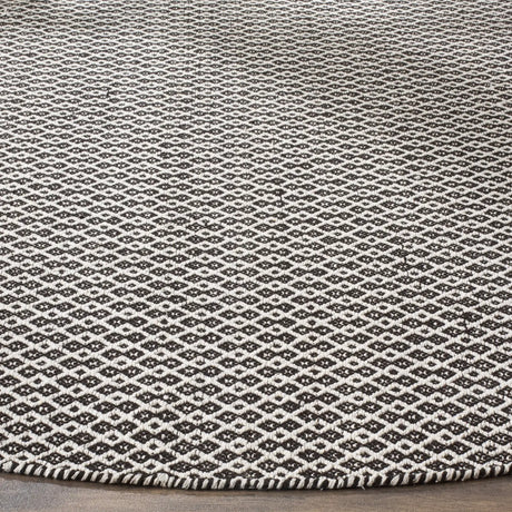 Safavieh Montauk 6'-0" x 6'-0" Rug in Ivory / Black