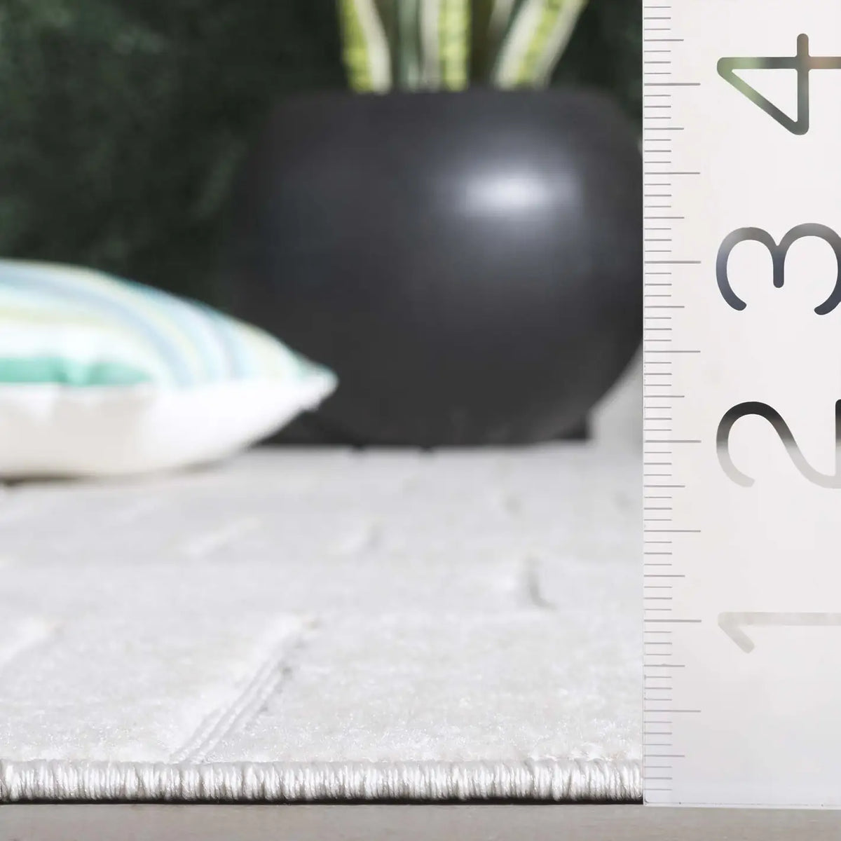 Safavieh Stella 4'-0" x 6'-0" Rug in Ivory