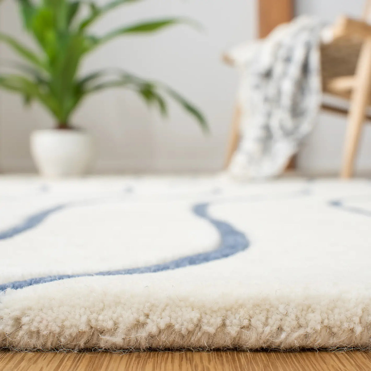 Safavieh Fifth Avenue 5'-0" x 8'-0" Rug in Ivory / Blue