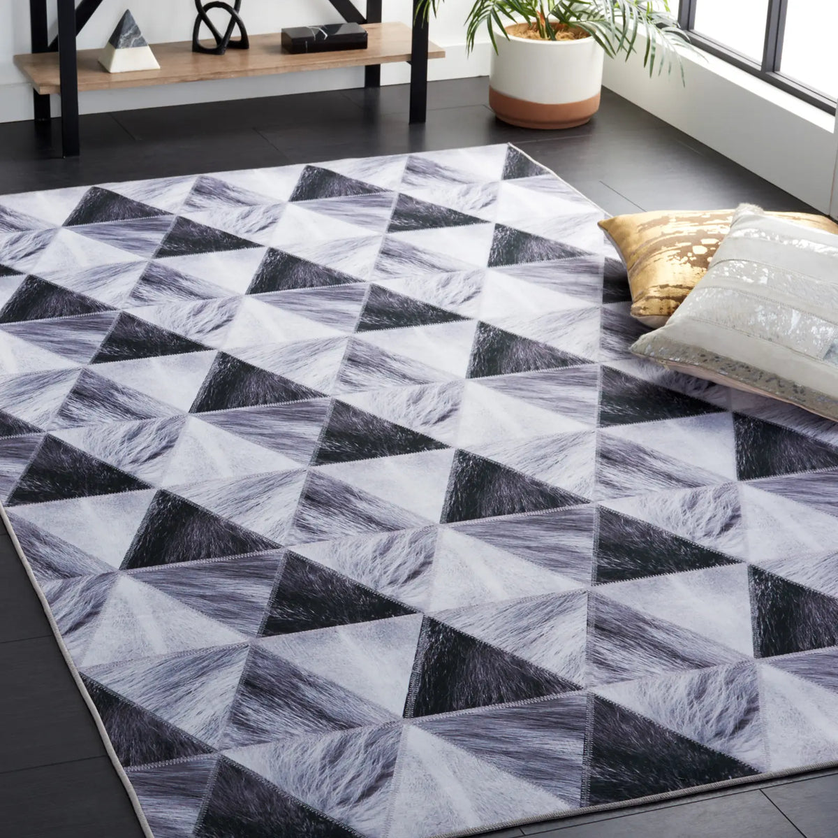 Safavieh Faux Hide 4'-0" x 6'-0" Rug in Light Grey / Dark Grey