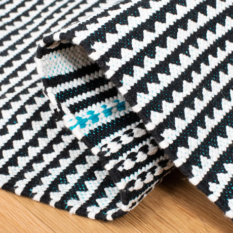 Safavieh Montauk 5'-0" x 8'-0" Rug in Turquoise / Multi