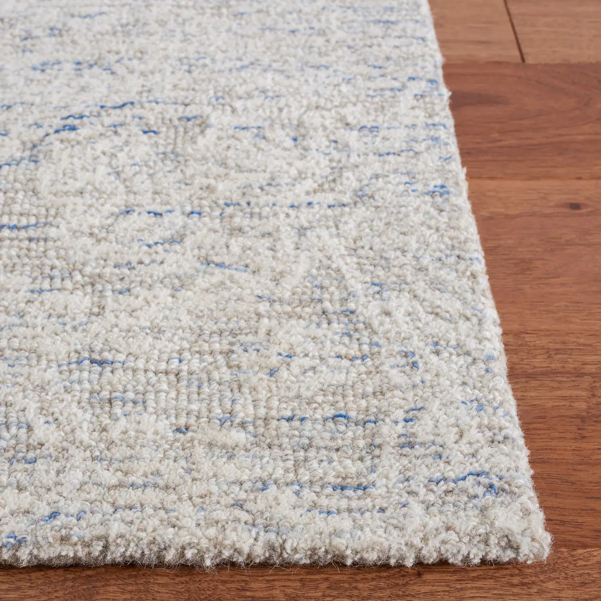 Safavieh Metro 4'-0" x 6'-0" Rug in Light Blue / Ivory
