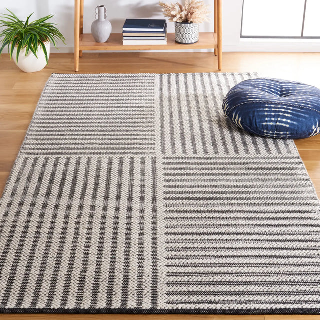 Safavieh Natura 4'-0" x 6'-0" Rug in Ivory / Black