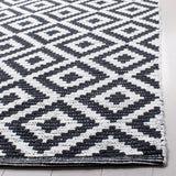 Safavieh Montauk 5'-0" x 8'-0" Rug in Black / Ivory