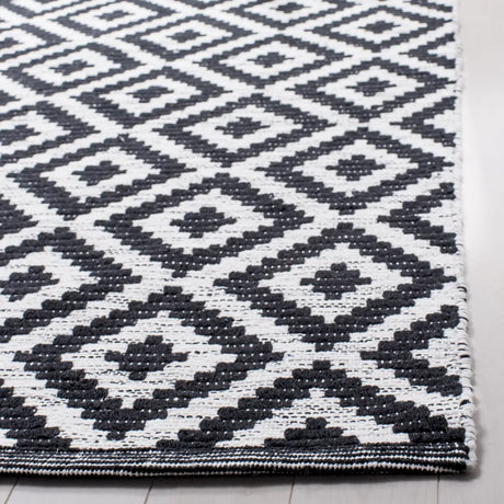 Safavieh Montauk 5'-0" x 8'-0" Rug in Black / Ivory