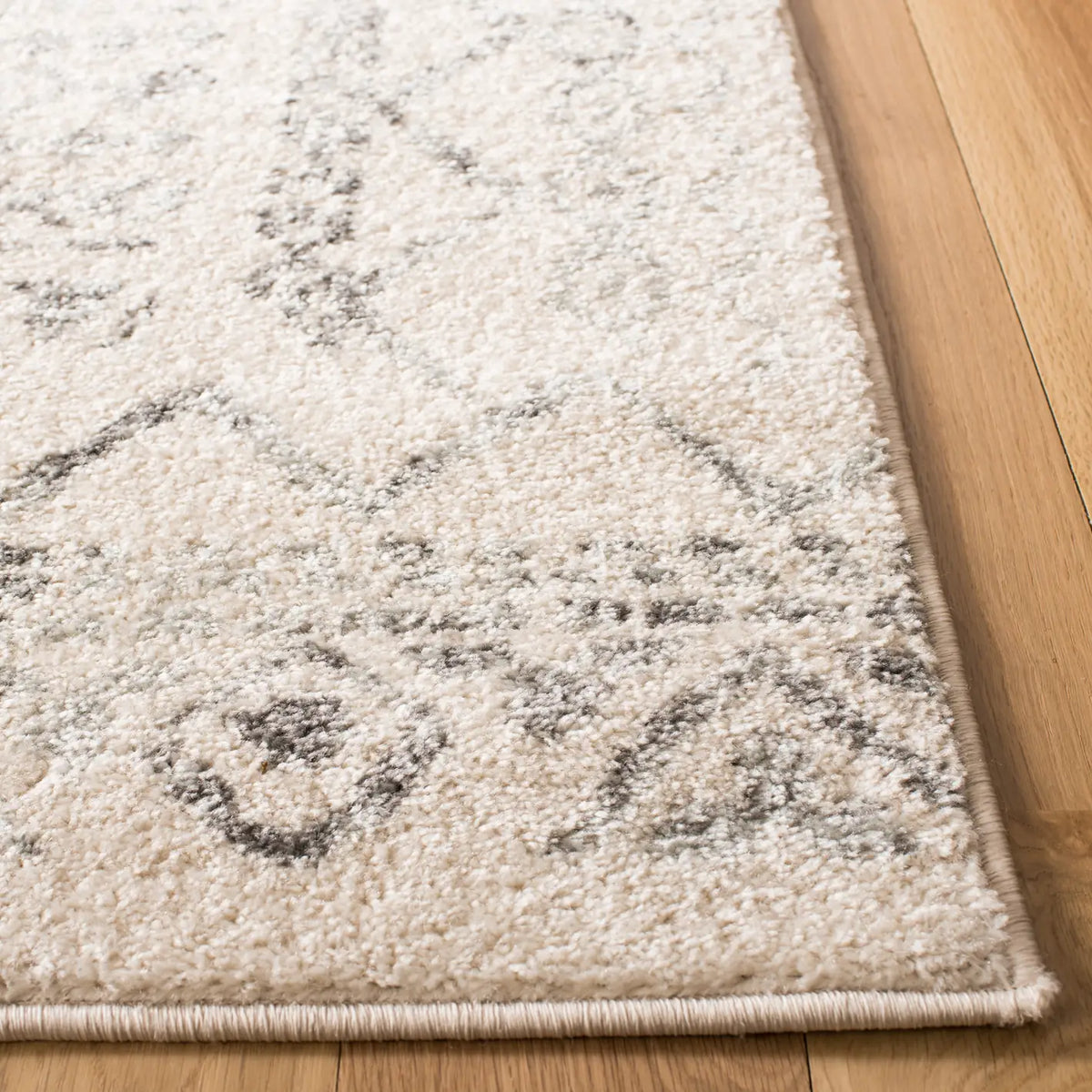 Safavieh Tulum 4'-0" x 6'-0" Rug in Ivory / Grey