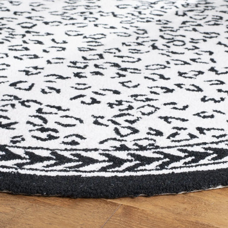 Safavieh Chelsea 5'-6" x 5'-6" Rug in Ivory / Black