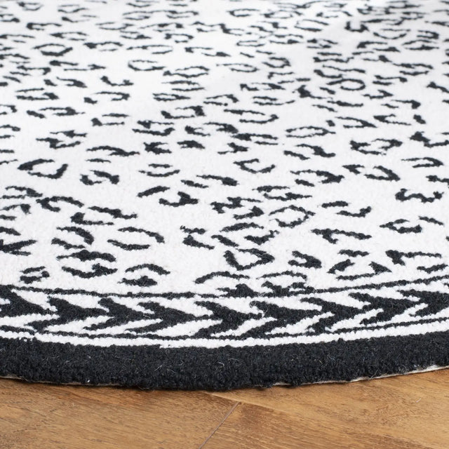 Safavieh Chelsea 5'-6" x 5'-6" Rug in Ivory / Black