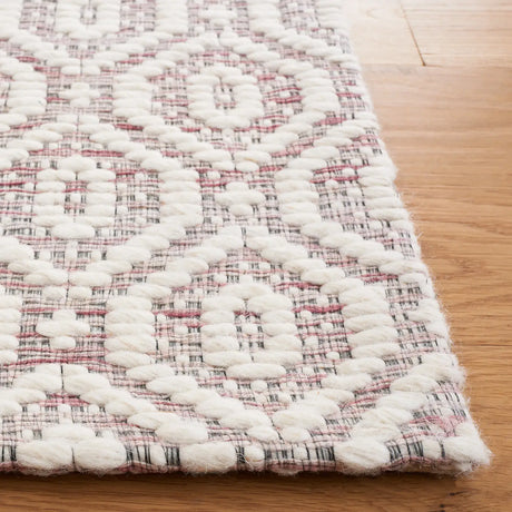 Safavieh Marbella 4'-0" x 6'-0" Rug in Pink / Ivory