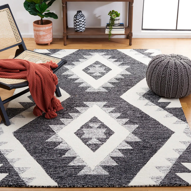 Safavieh Casablanca 5'-0" x 8'-0" Rug in Ivory / Black
