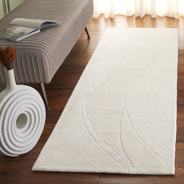 Safavieh Fifth Avenue 2'-3" x 8'-0" Rug in Ivory