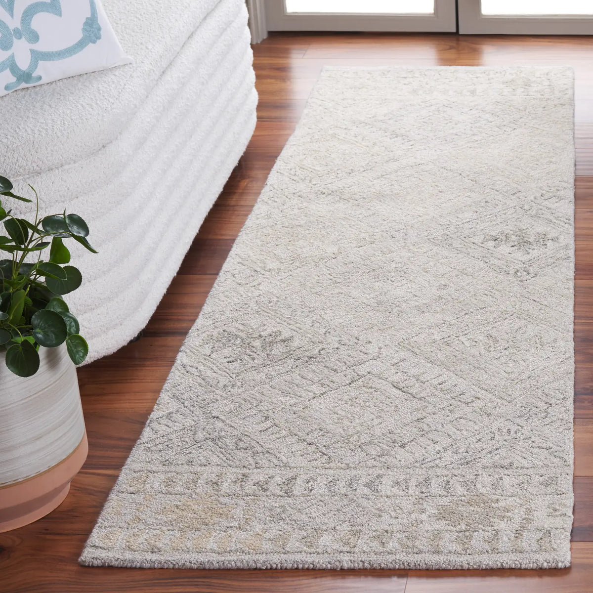 Safavieh Abstract 2'-3" x 8'-0" Rug in Grey / Beige